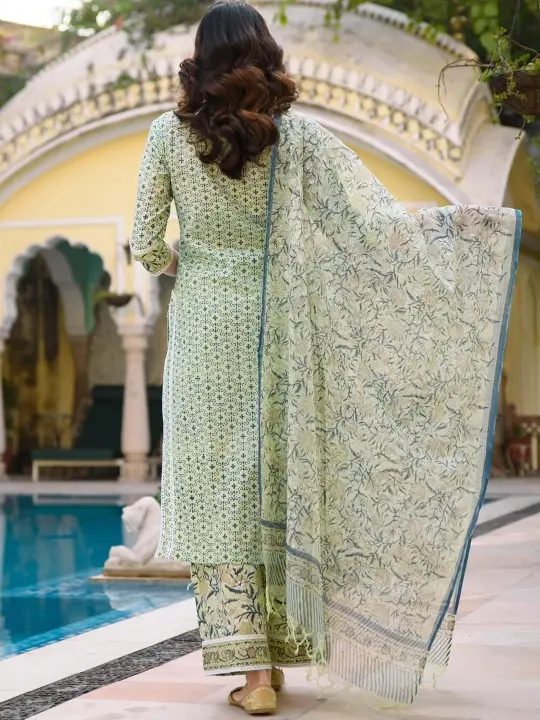 4e08eec7-820a-4e85-b17b-ec0c52c0f7731706601290534VTRADITIONWomenFloralPrintedRegularThreadWorkKurtawithPalazz5.webp