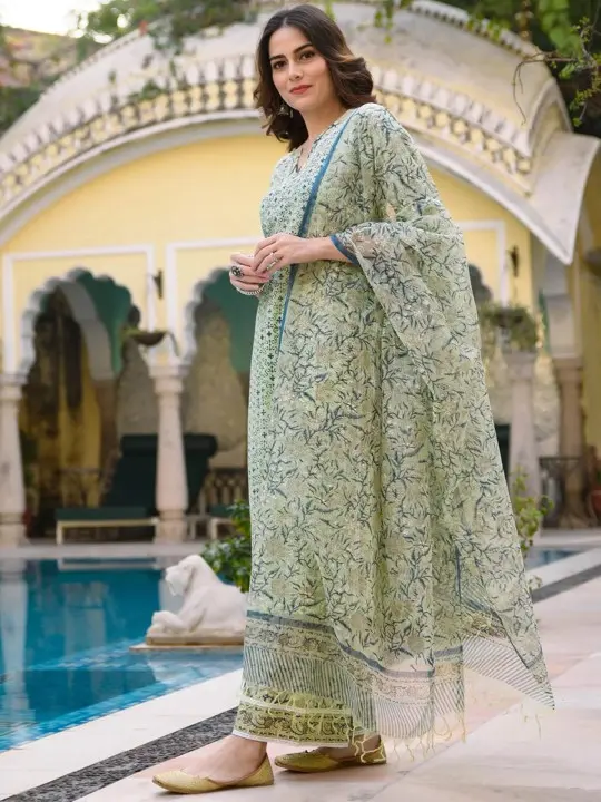 c5b3ffb9-cc2d-49b3-8313-7405b61181631706601290506VTRADITIONWomenFloralPrintedRegularThreadWorkKurtawithPalazz4.webp