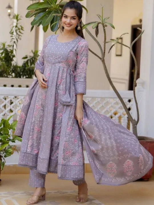 0ab310cc-8fd1-48b6-935f-5dfb3dd9f1a91717658928970FloralPrintedPanelledPureCottonAnarkaliKurtaWithTrousersDupa7.webp