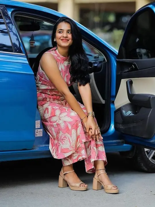 884da2aa-dd26-4c8c-bb79-76882fca842d1735317271938-GoSriKi-Floral-Printed-Straight-Kurta-With-Palazzos-71173531-5.webp